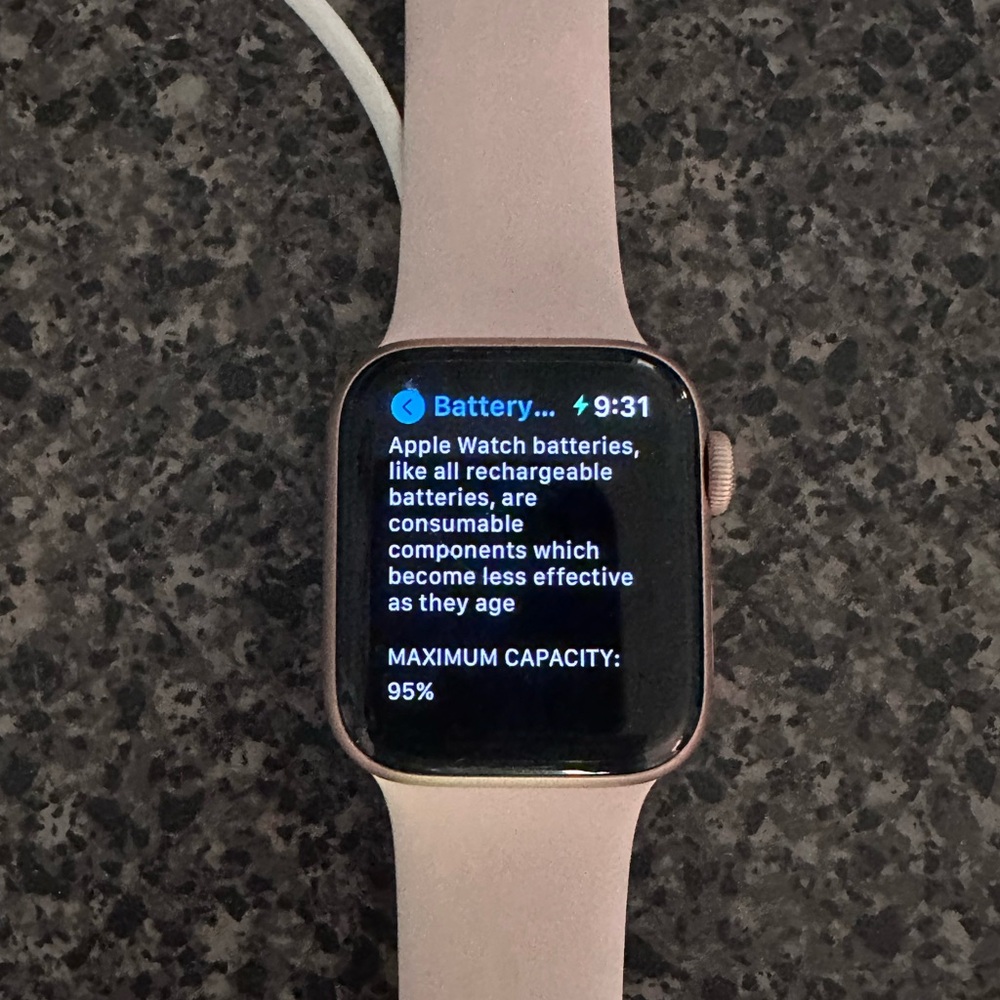Apple Watch 5 Series 40mm Rose gold with pink/sand sports band - Picture 10 of 14
